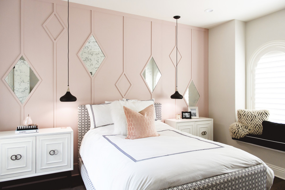 Стильный дизайн: гостевая спальня среднего размера, (комната для гостей) в современном стиле с розовыми стенами, темным паркетным полом, коричневым полом и панелями на части стены - последний тренд