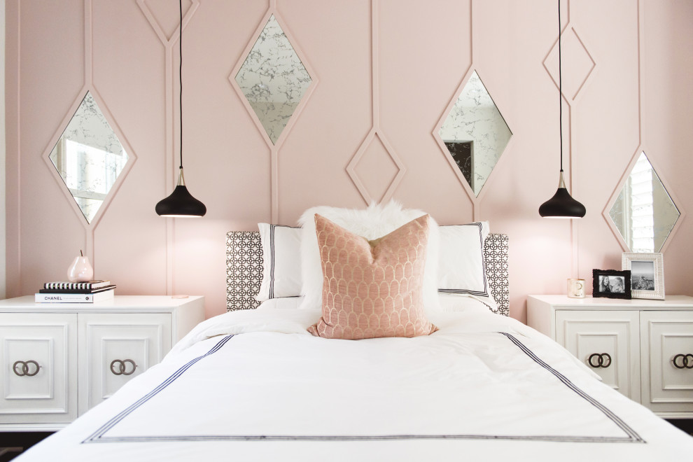 На фото: гостевая спальня среднего размера, (комната для гостей) в современном стиле с розовыми стенами, темным паркетным полом и коричневым полом с