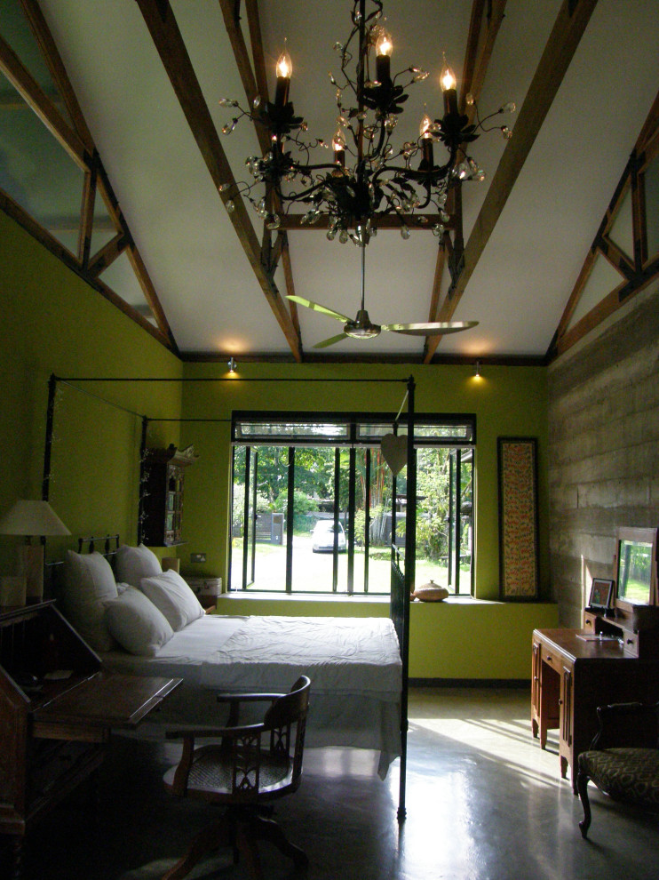 Mittelgroßes Hauptschlafzimmer ohne Kamin mit grüner Wandfarbe, Betonboden und grauem Boden in Sonstige