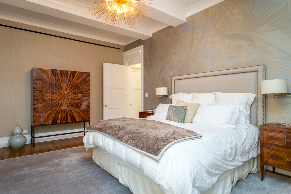 Идея дизайна: большая хозяйская спальня в современном стиле с коричневыми стенами, паркетным полом среднего тона и коричневым полом без камина