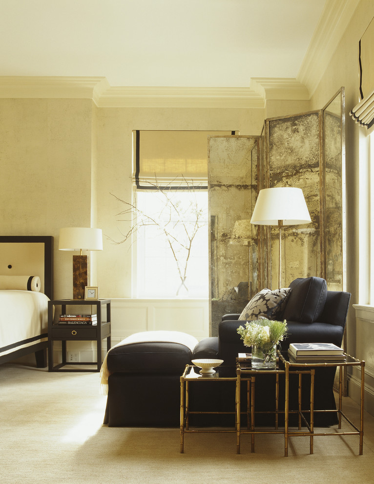 Стильный дизайн: хозяйская спальня среднего размера в стиле неоклассика (современная классика) с белыми стенами и ковровым покрытием - последний тренд