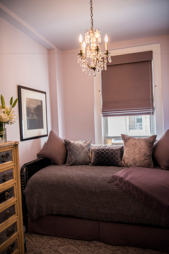 Foto de dormitorio principal romántico de tamaño medio sin chimenea con paredes púrpuras, moqueta y suelo multicolor