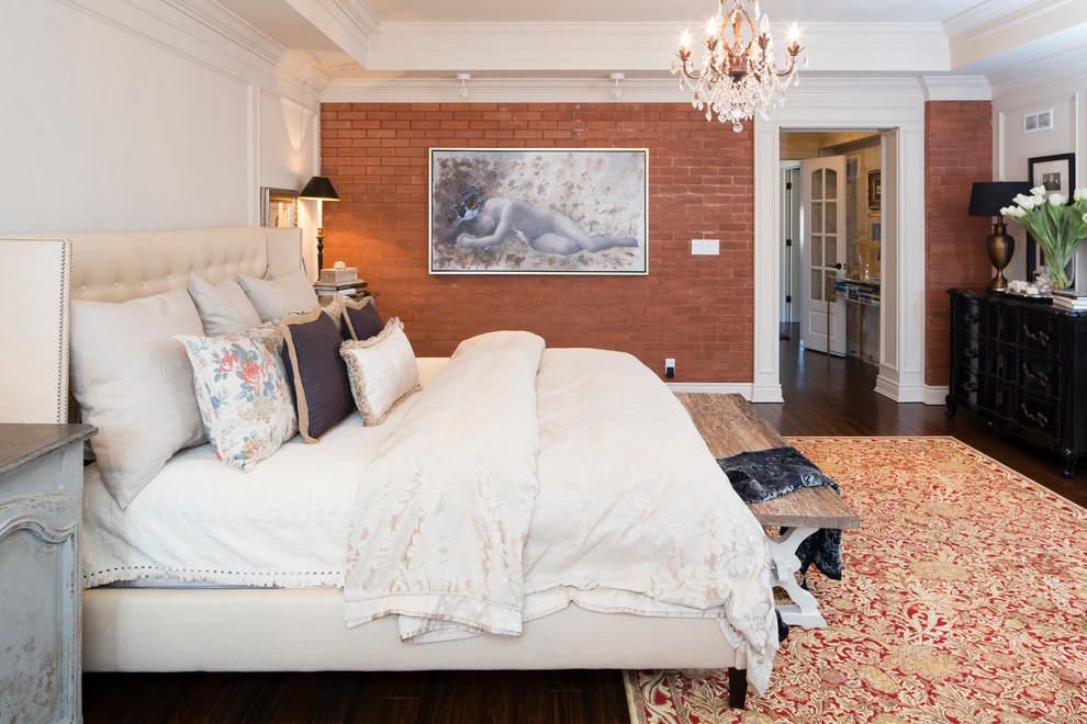 トロントにあるトラディショナルスタイルのおしゃれな寝室 (白い壁、濃色無垢フローリング)