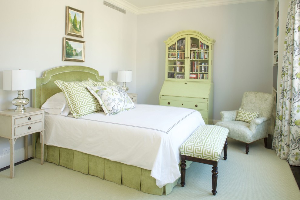 Стильный дизайн: гостевая спальня среднего размера, (комната для гостей) в классическом стиле с темным паркетным полом, серыми стенами и коричневым полом без камина - последний тренд