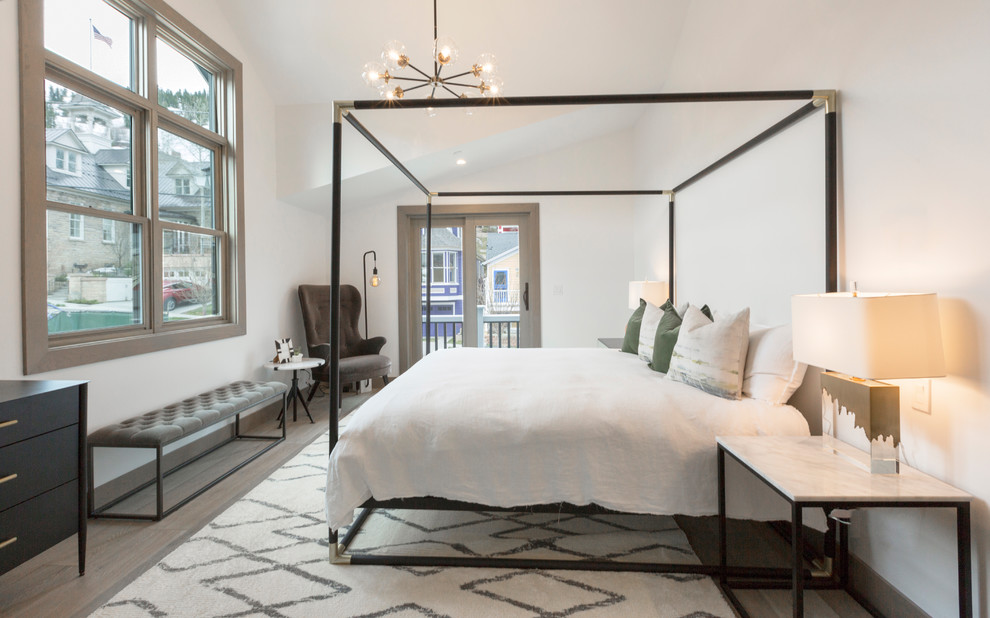 Kleines Modernes Hauptschlafzimmer mit weißer Wandfarbe und hellem Holzboden in Salt Lake City