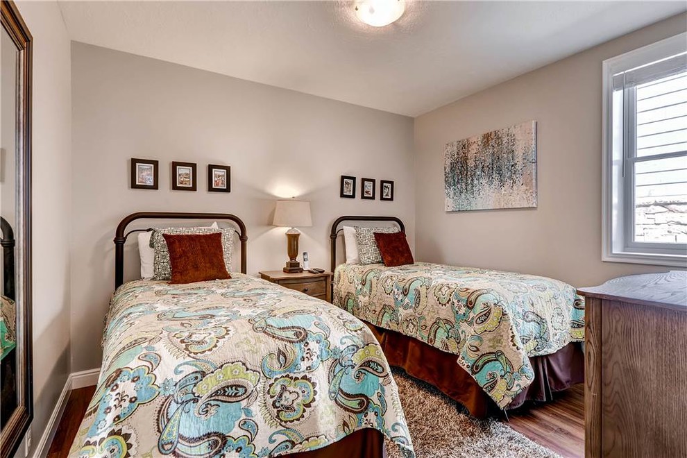 На фото: гостевая спальня среднего размера, (комната для гостей) в стиле неоклассика (современная классика) с бежевыми стенами, пробковым полом и коричневым полом без камина с