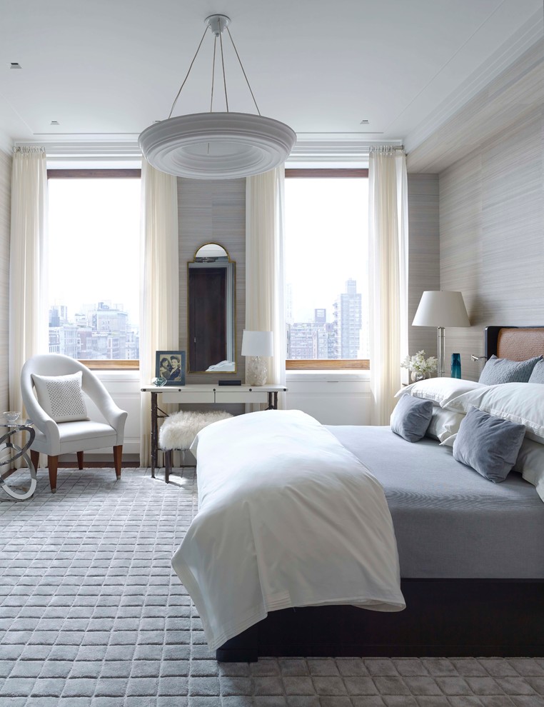 ニューヨークにあるトランジショナルスタイルのおしゃれな寝室 (グレーの壁、濃色無垢フローリング、照明) のインテリア