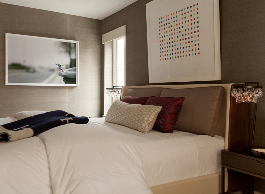 Стильный дизайн: большая хозяйская спальня в современном стиле с серыми стенами и темным паркетным полом - последний тренд