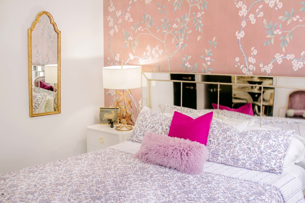 Idées déco pour une chambre parentale contemporaine de taille moyenne avec un mur rose, parquet peint et un sol noir.