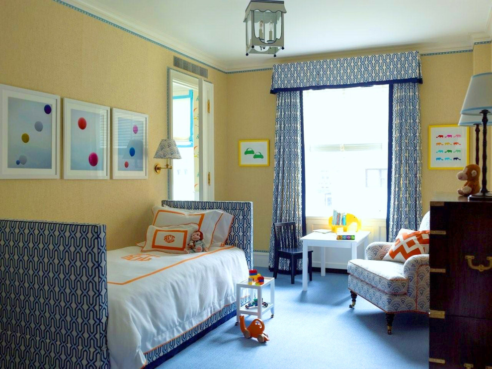 Стильный дизайн: спальня среднего размера в классическом стиле с желтыми стенами и ковровым покрытием - последний тренд