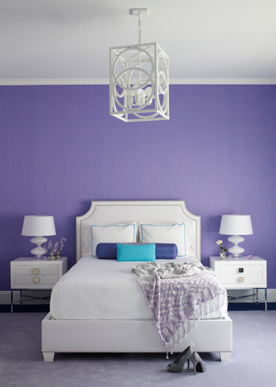 Immagine di una camera da letto classica con pareti viola e moquette