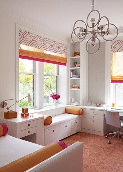 Klassisches Schlafzimmer mit weißer Wandfarbe und Teppichboden in New York