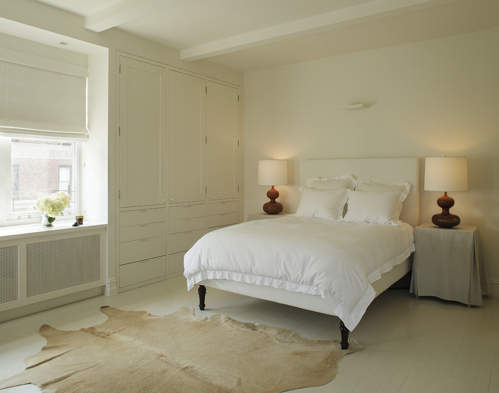 Cette image montre une chambre traditionnelle avec un mur beige, parquet peint et un sol blanc.