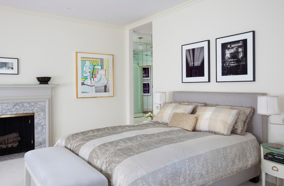 Foto di una camera da letto contemporanea con pareti bianche e camino classico