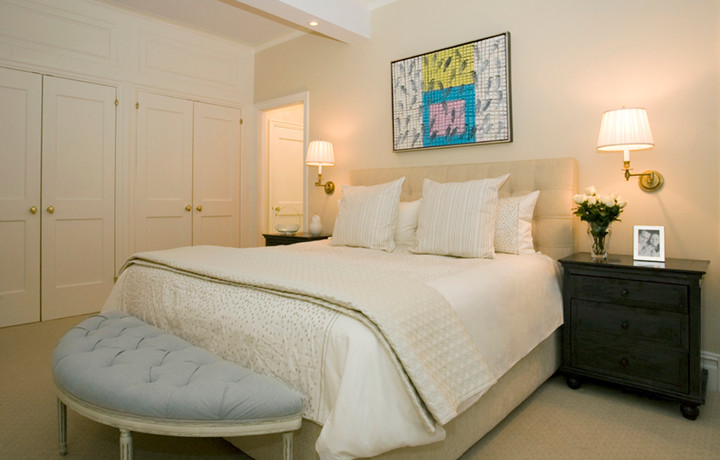 На фото: хозяйская спальня среднего размера в стиле фьюжн с ковровым покрытием