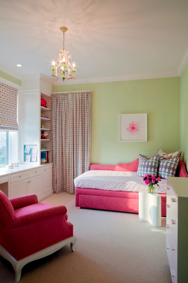 Imagen de dormitorio actual con paredes verdes y moqueta