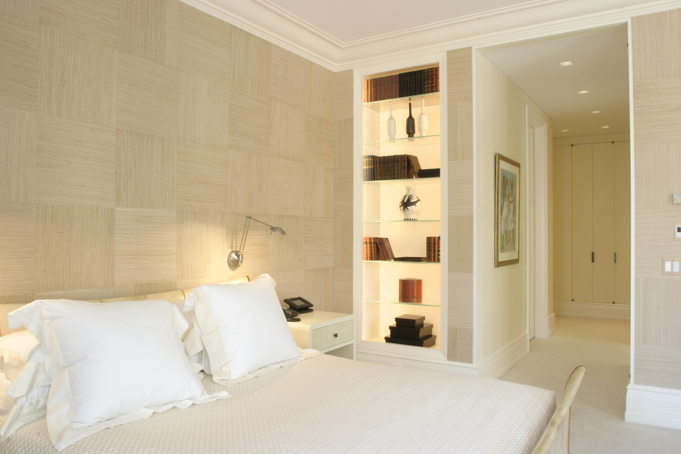 Идея дизайна: большая хозяйская спальня в стиле неоклассика (современная классика) с бежевыми стенами, ковровым покрытием и бежевым полом