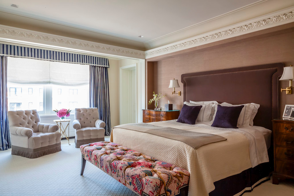 Идея дизайна: хозяйская спальня среднего размера в классическом стиле с бежевыми стенами и ковровым покрытием