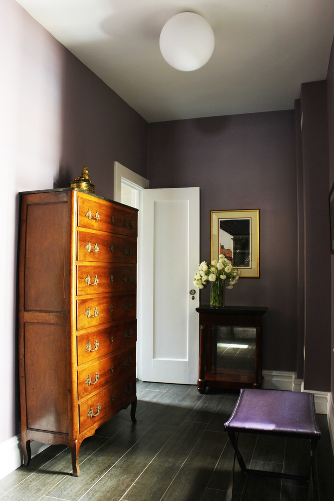 Exemple d'une chambre tendance avec un mur violet, parquet foncé et un sol marron.