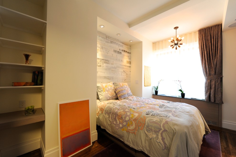 Kleines Eklektisches Gästezimmer mit weißer Wandfarbe und braunem Holzboden in New York