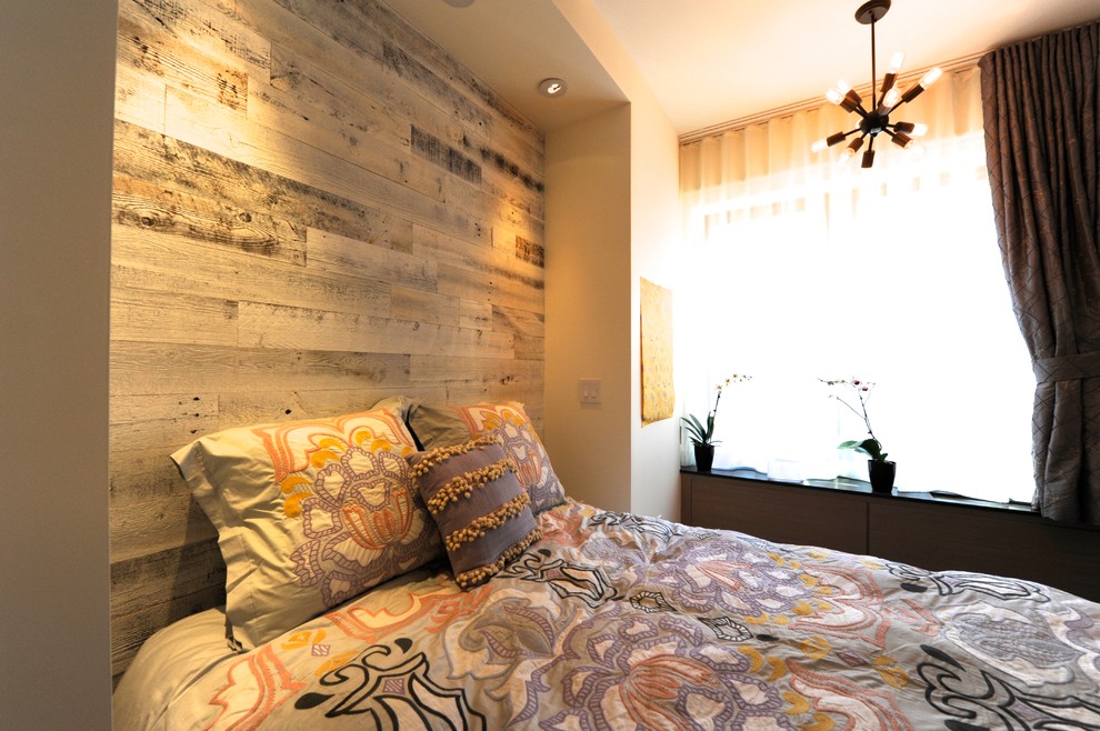 Idee per una piccola camera degli ospiti contemporanea con pareti bianche e pavimento in legno massello medio