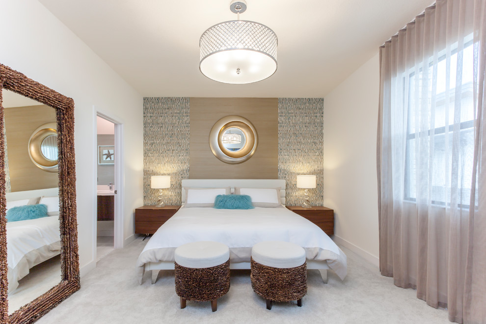 Ejemplo de dormitorio principal contemporáneo de tamaño medio sin chimenea con paredes beige, moqueta y suelo gris