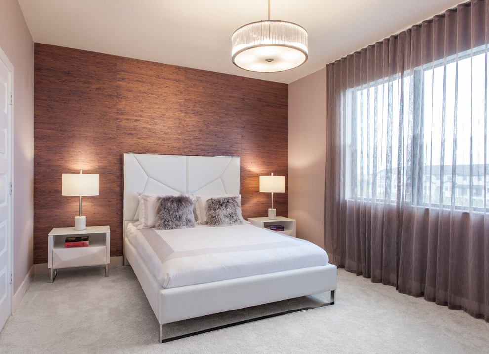 Идея дизайна: хозяйская спальня среднего размера в стиле неоклассика (современная классика) с коричневыми стенами, ковровым покрытием и серым полом без камина