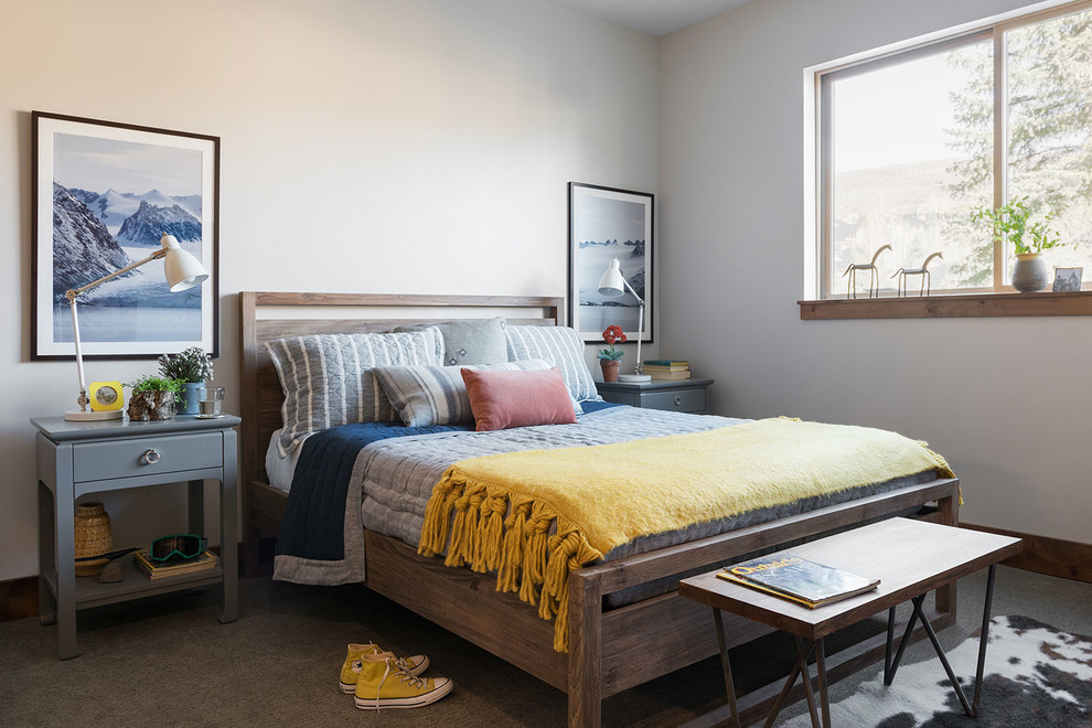 Idee per una camera da letto chic con pareti bianche, moquette e pavimento grigio