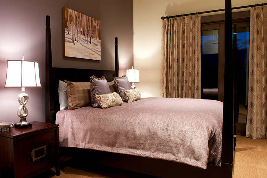 ソルトレイクシティにある小さなラスティックスタイルのおしゃれな客用寝室 (紫の壁、カーペット敷き) のレイアウト