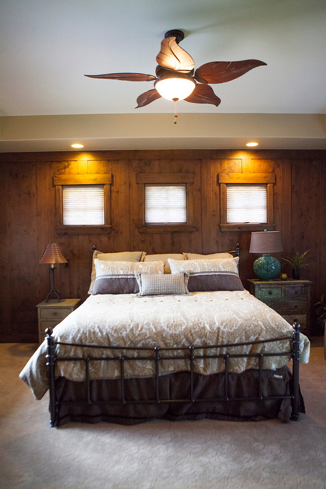 На фото: гостевая спальня среднего размера, (комната для гостей) в стиле рустика с коричневыми стенами, ковровым покрытием и бежевым полом без камина