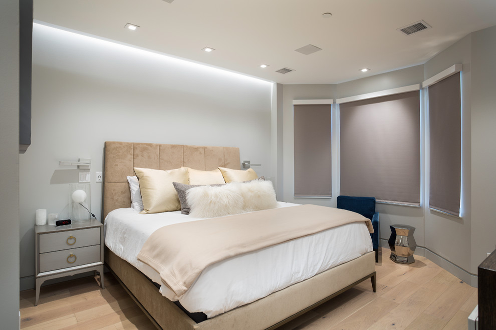 Пример оригинального дизайна: гостевая спальня среднего размера, (комната для гостей) с серыми стенами, полом из бамбука и бежевым полом без камина