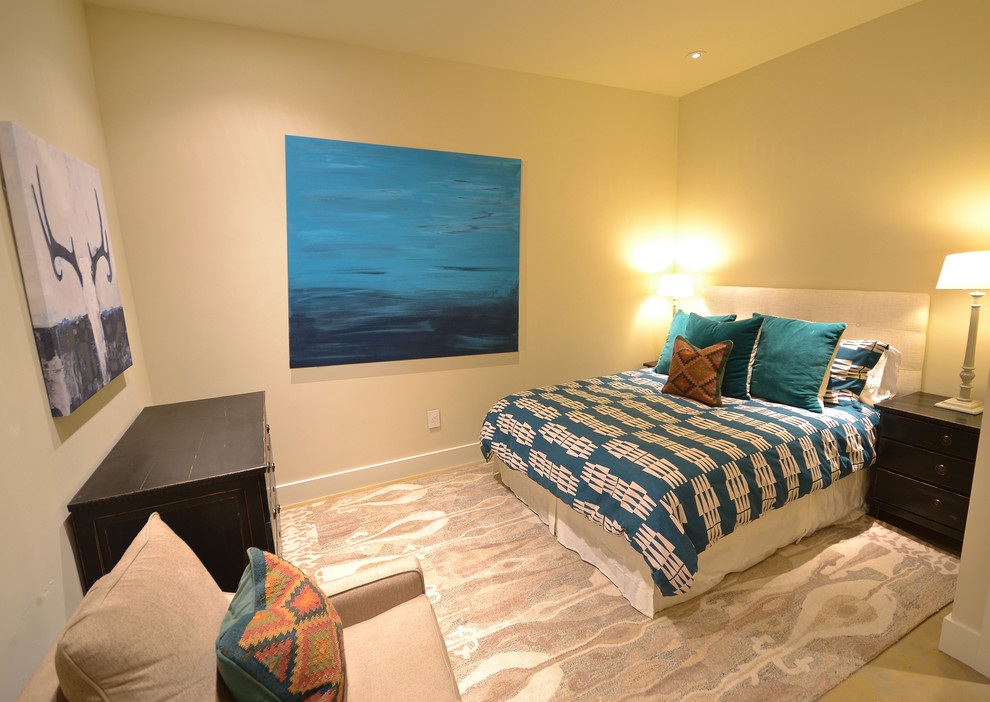 Modelo de dormitorio principal contemporáneo de tamaño medio con paredes beige y moqueta