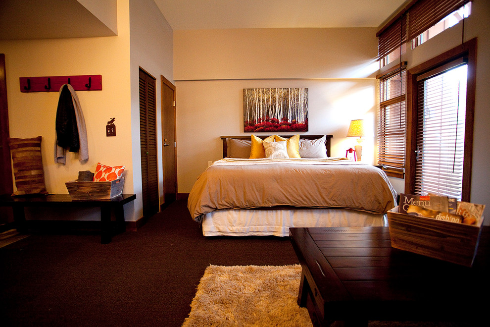 Modelo de dormitorio principal rural pequeño sin chimenea con moqueta, marco de chimenea de baldosas y/o azulejos y paredes grises