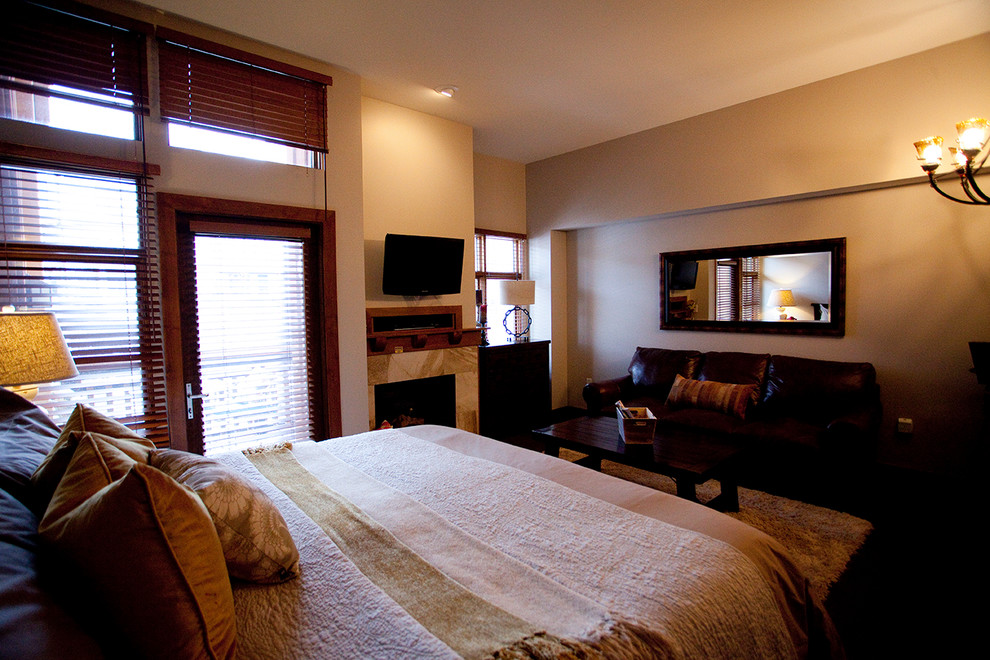 Imagen de dormitorio principal rústico pequeño sin chimenea con paredes grises, moqueta y marco de chimenea de baldosas y/o azulejos