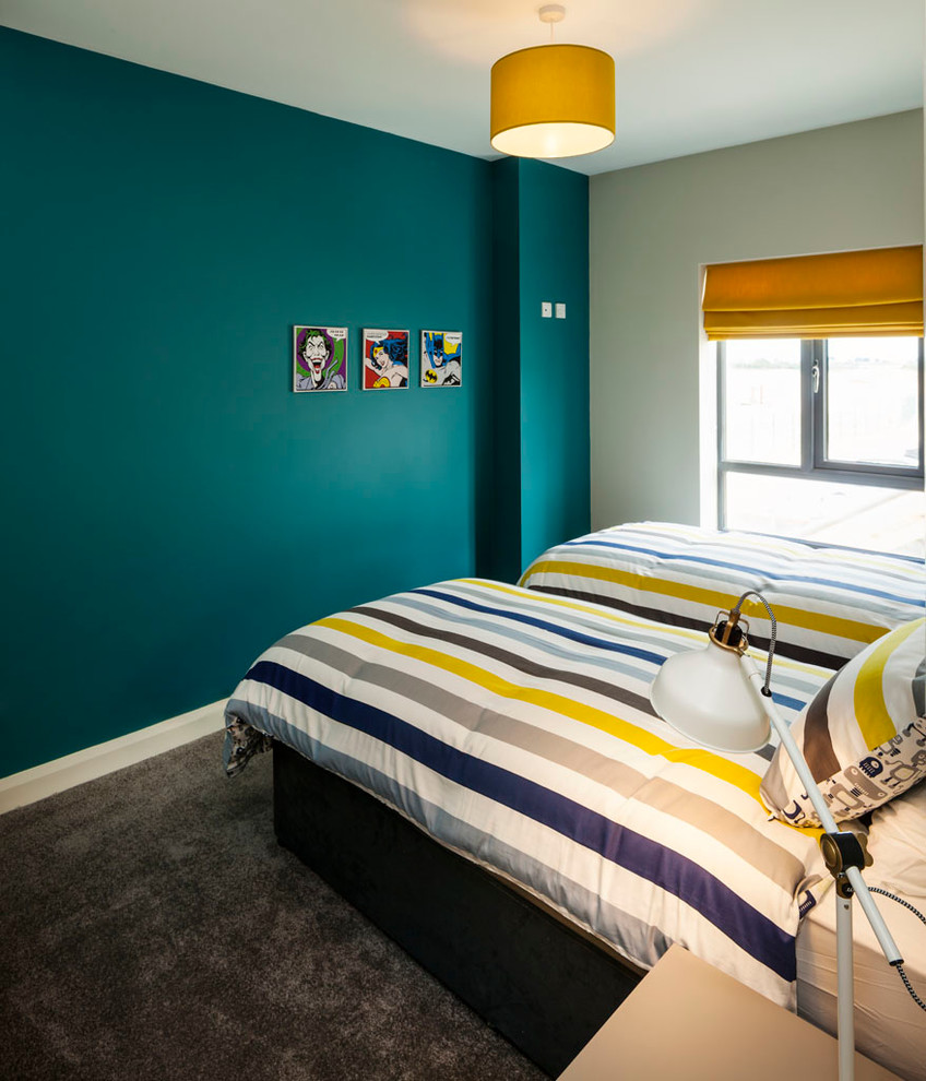 Ejemplo de habitación de invitados contemporánea de tamaño medio con paredes azules y moqueta