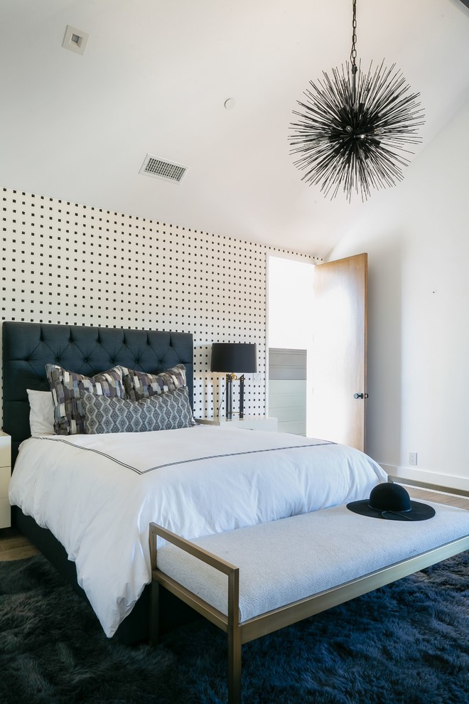 Modelo de habitación de invitados grande con paredes blancas, suelo de madera en tonos medios y suelo marrón