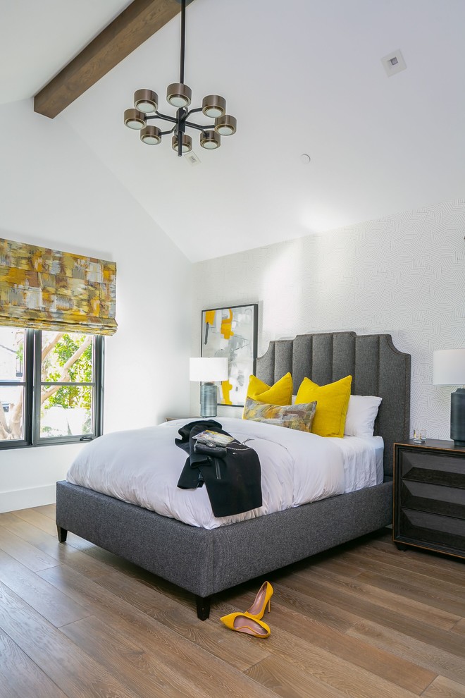 Imagen de habitación de invitados de tamaño medio con paredes amarillas, suelo marrón y suelo de madera en tonos medios