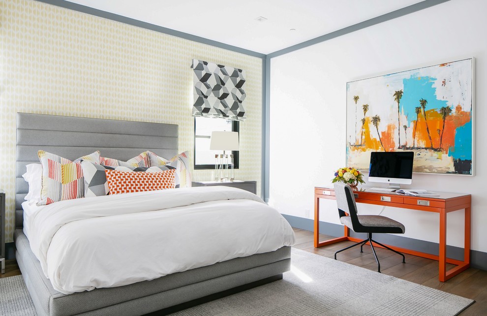 Cette image montre une chambre design avec un mur blanc, un sol en bois brun et un sol marron.