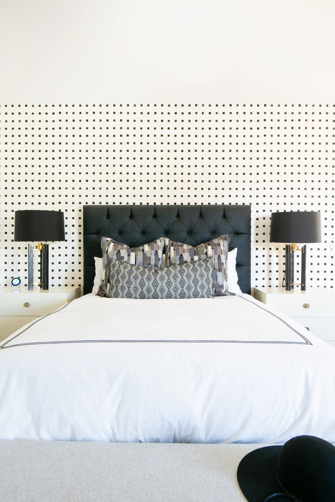 Ejemplo de habitación de invitados grande con paredes blancas, suelo de madera en tonos medios y suelo marrón