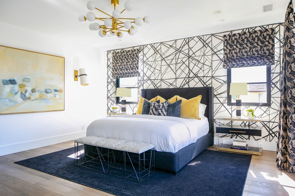 Ispirazione per una camera da letto minimal con pavimento in legno massello medio e pavimento marrone