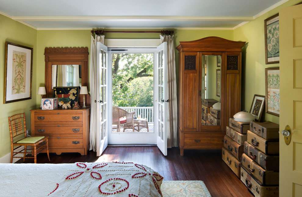 Klassisches Schlafzimmer ohne Kamin mit grüner Wandfarbe und dunklem Holzboden in New York