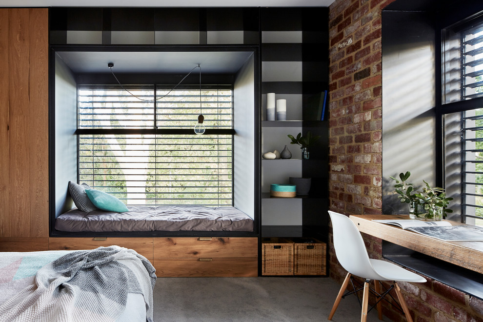 На фото: спальня в стиле лофт с ковровым покрытием и серым полом