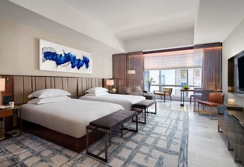Идея дизайна: большая спальня в стиле модернизм с серыми стенами, полом из керамогранита и серым полом