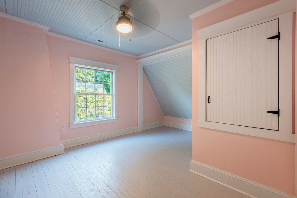 На фото: гостевая спальня среднего размера, (комната для гостей) в стиле кантри с розовыми стенами, деревянным полом и белым полом