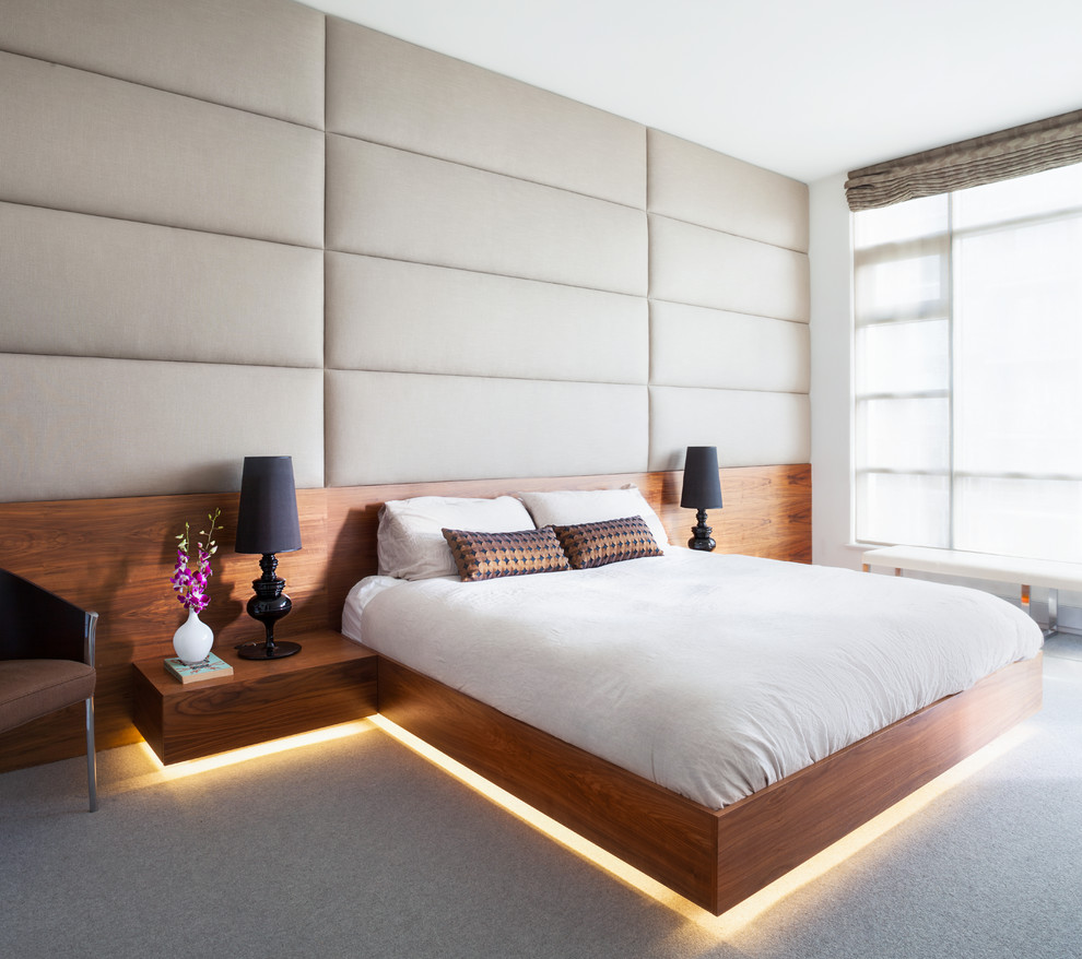 Стильный дизайн: хозяйская спальня в современном стиле с серыми стенами и ковровым покрытием - последний тренд