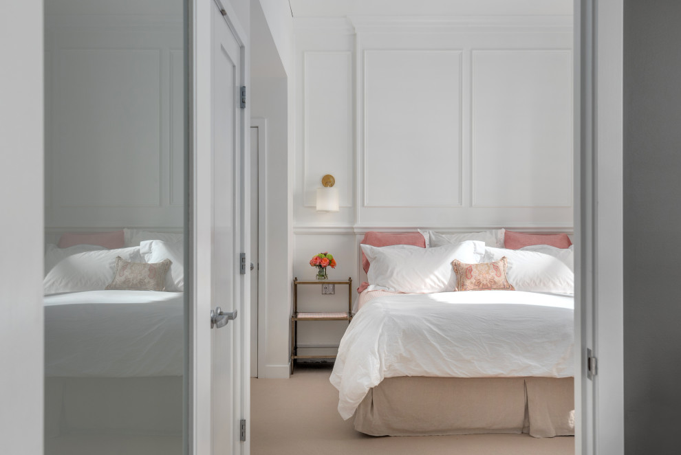 Klassisches Schlafzimmer mit weißer Wandfarbe, Teppichboden, beigem Boden und Wandpaneelen in Portland