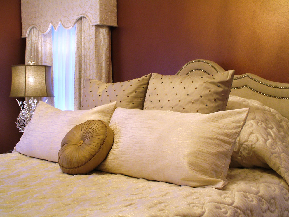 Imagen de dormitorio principal tradicional renovado de tamaño medio con suelo de madera en tonos medios