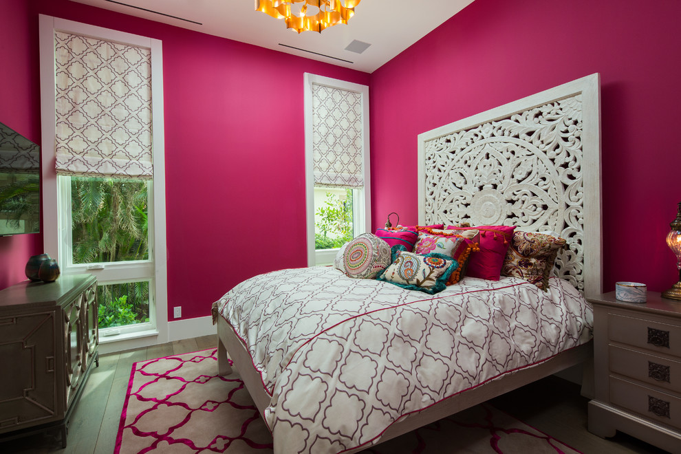 マイアミにあるコンテンポラリースタイルのおしゃれな客用寝室 (ピンクの壁、無垢フローリング、茶色い床)