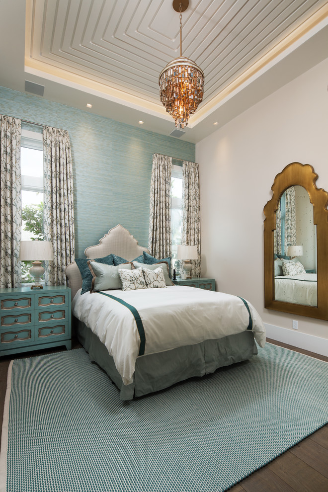 Modelo de habitación de invitados mediterránea con suelo marrón, paredes azules y suelo de madera oscura