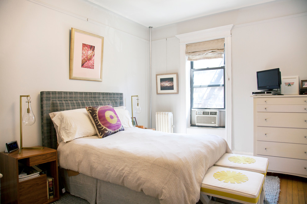 Idee per una camera da letto contemporanea con pareti bianche e pavimento in legno massello medio